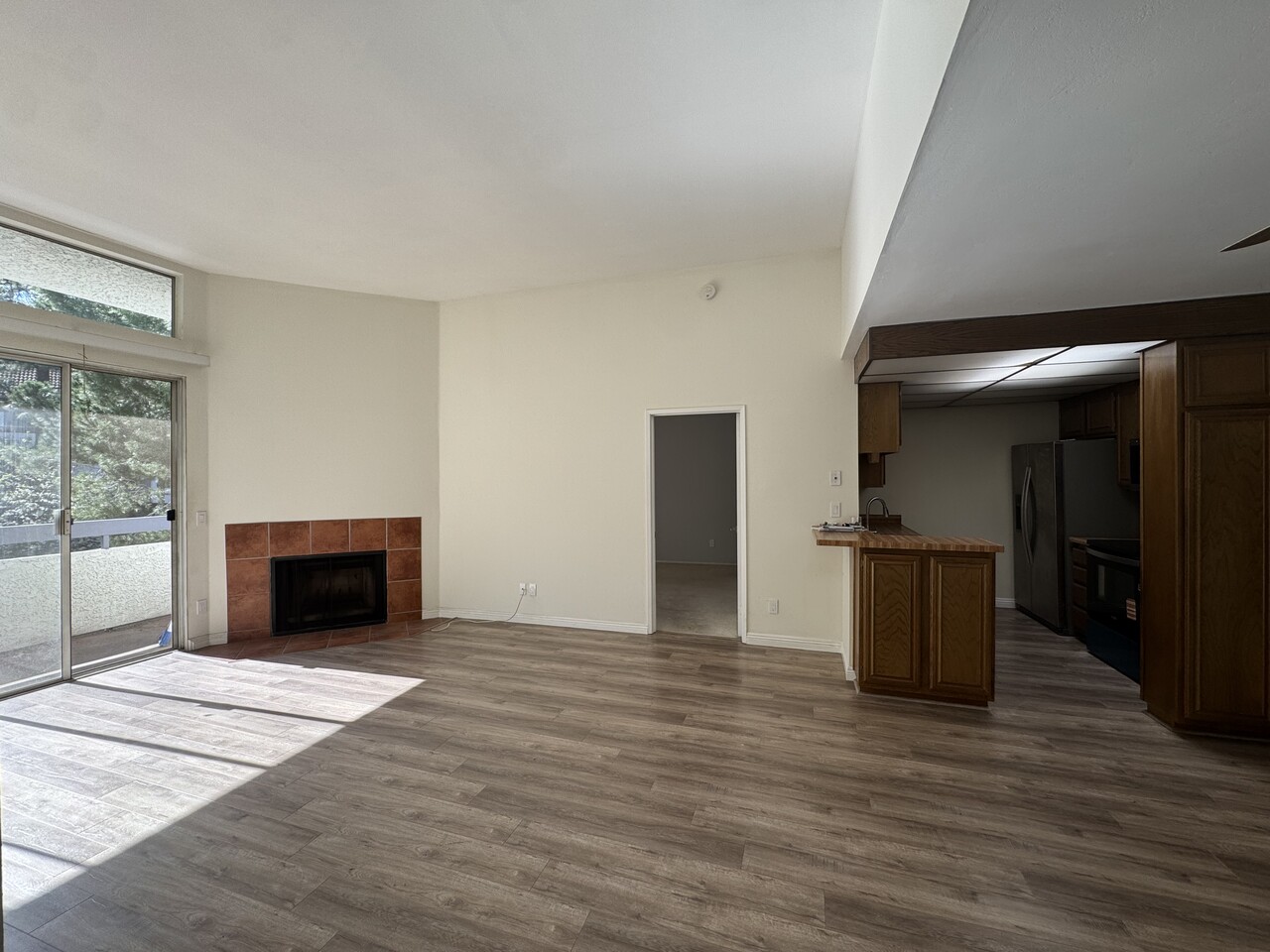 몬테레이힐스 (Via Marisol) 2베, 2베스 밝고 넓은 콘도 — $2,800) 썸네일 2