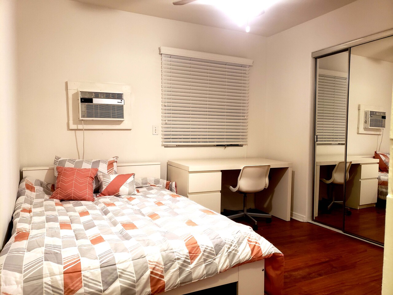 한인타운 (게이트 있는 안전한 파킹랏 에 여성분만 모십니다) 이미지 1