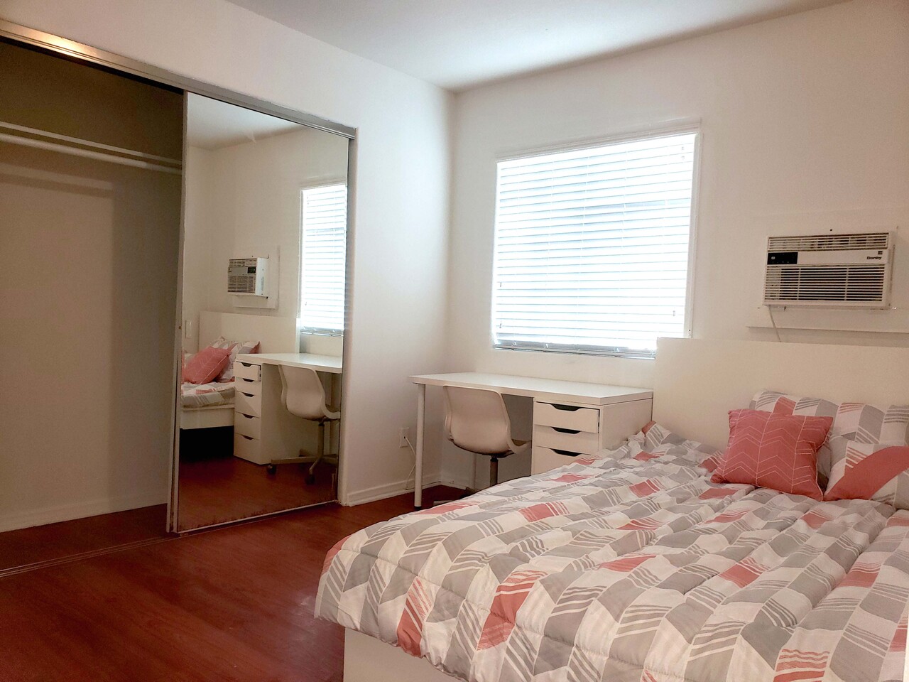 한인타운 (게이트 있는 안전한 파킹랏 에 여성분만 모십니다) 썸네일 2