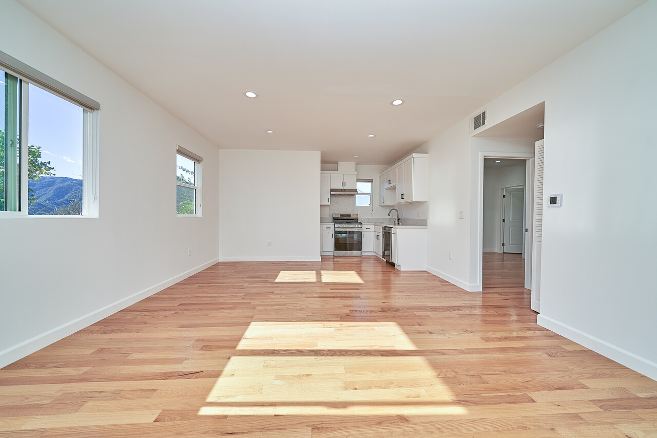 단순한 1베드가 아닙니다. 삶의 품격이 달라지는 1,050 SF 프리미엄 듀플렉스 썸네일 3