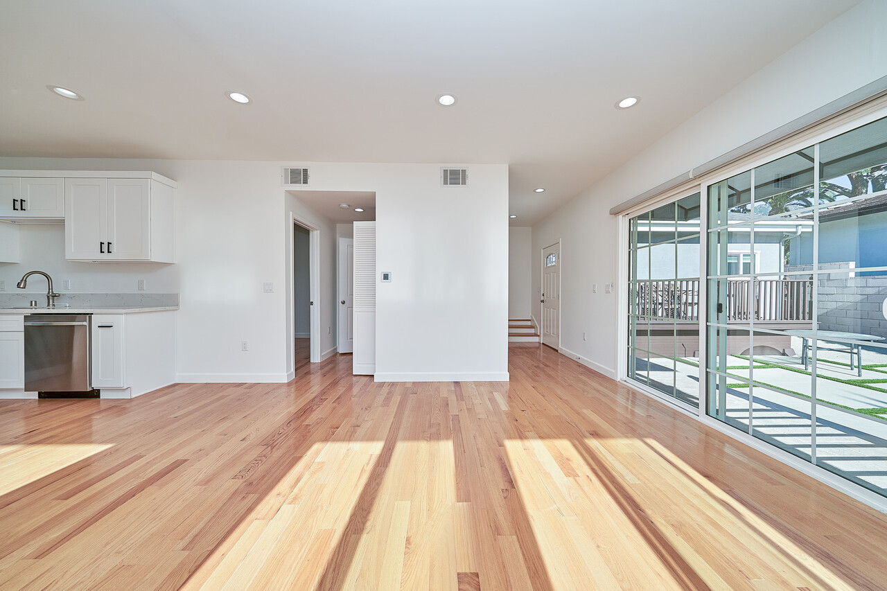 단순한 1베드가 아닙니다. 삶의 품격이 달라지는 1,050 SF 프리미엄 듀플렉스 썸네일 4