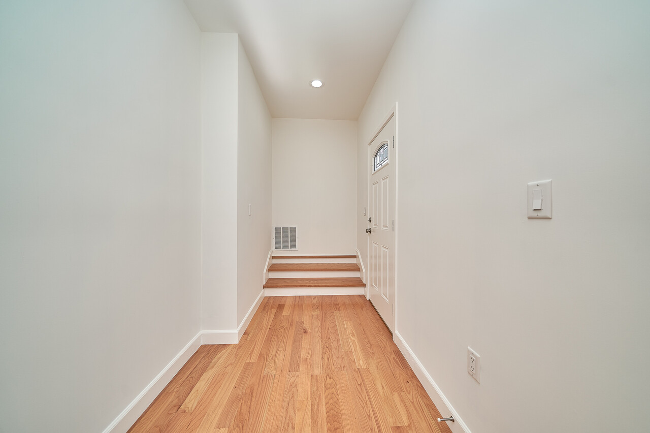 단순한 1베드가 아닙니다. 삶의 품격이 달라지는 1,050 SF 프리미엄 듀플렉스 썸네일 8