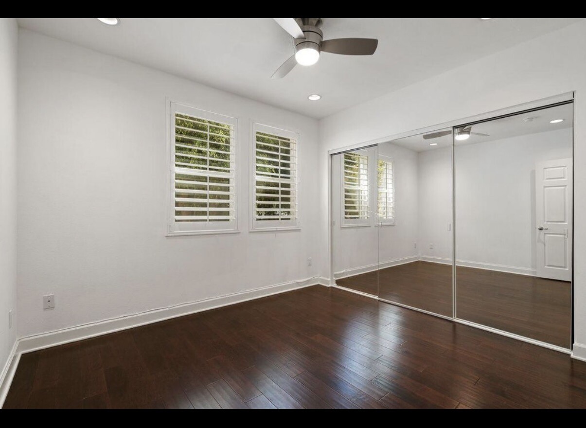 할리우드 남자 룸메이트 구해여 썸네일 4