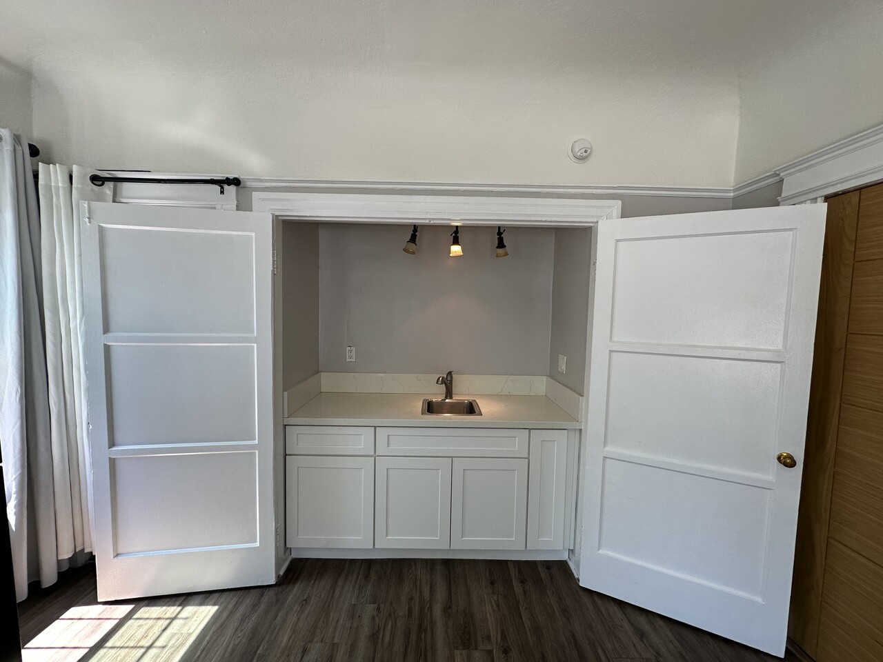 LA 완전 리모델된 출입구 따로달린 스튜디오 렌트 썸네일 4