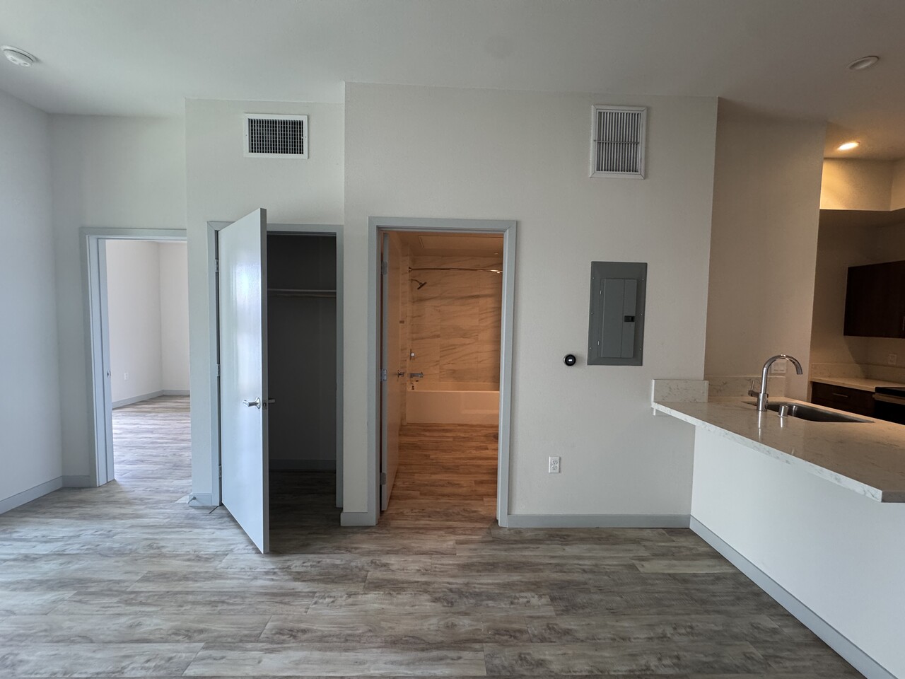 다운타운 1달 렌트 무료! Pico & Grand 코너 - 조용하고 깨끗한 유닛 썸네일 2