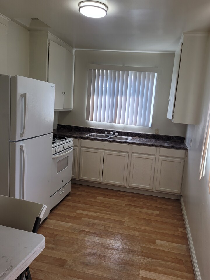 한인타운 중심 SINGLE넓은 실내공간 (530sf)