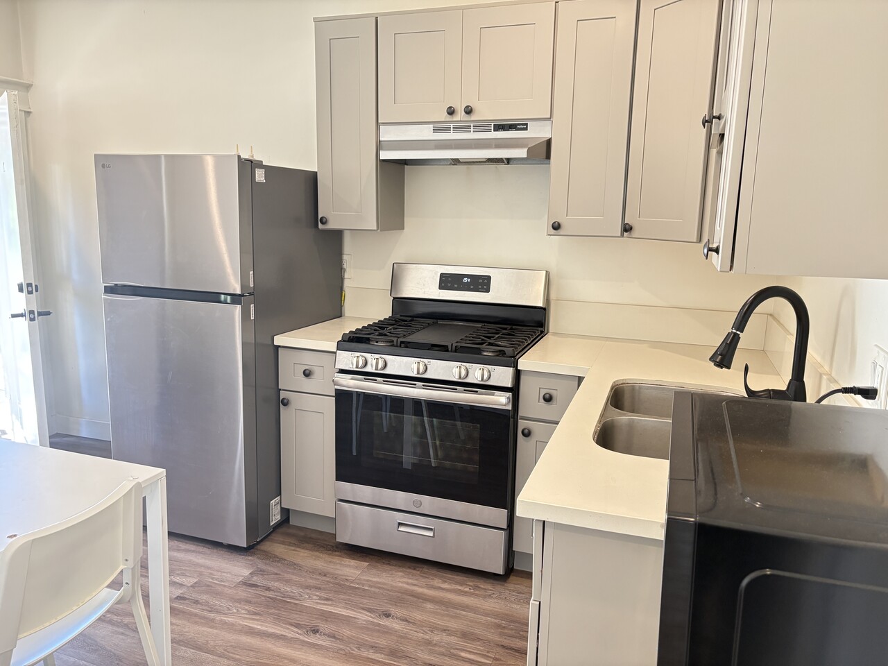 한타)1BD+1BA 리모델링 아파트.모든 유틸리티.넓은 야외 발코니