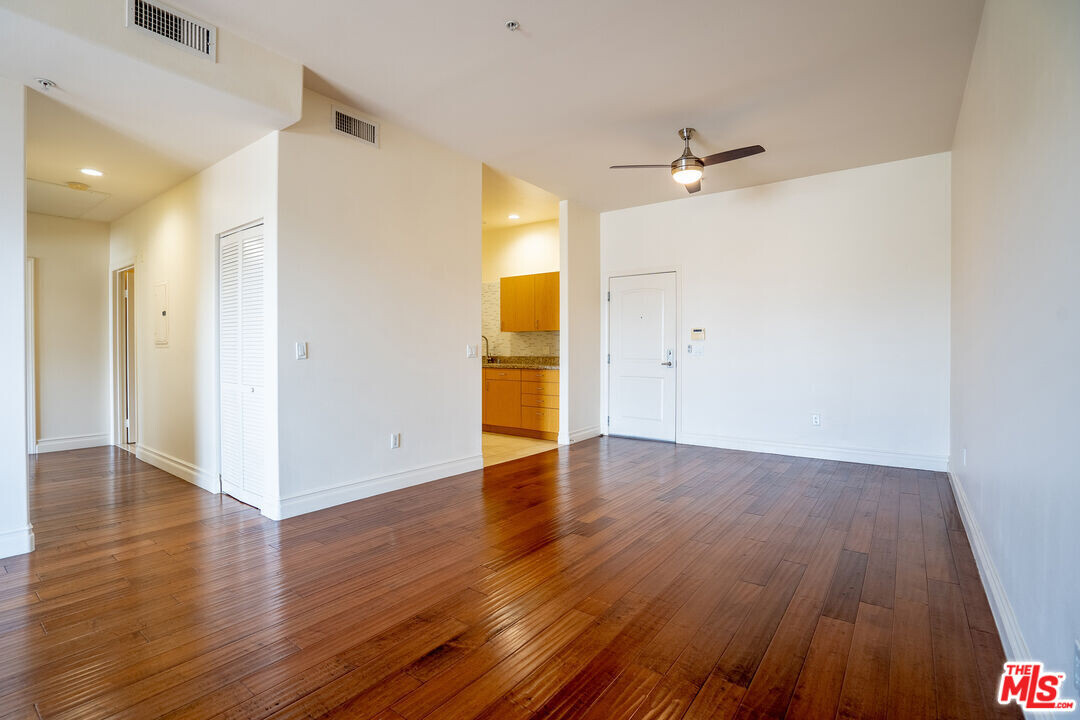 한인타운 2베드 콘도 썸네일 3