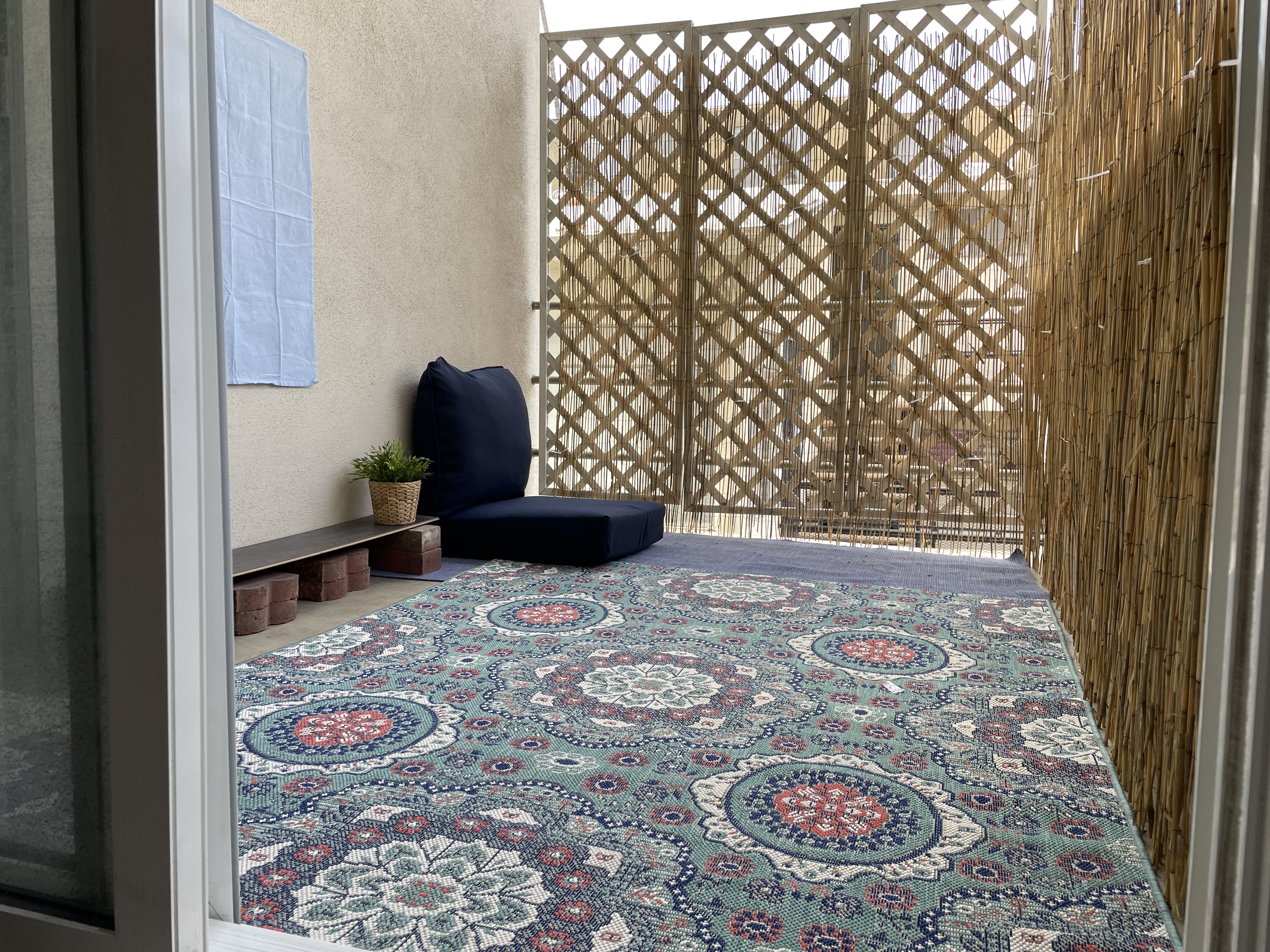 LA한인타운 좋은 위치, 발코니가 있는 넓은 1베드룸/1베스 좋은구조