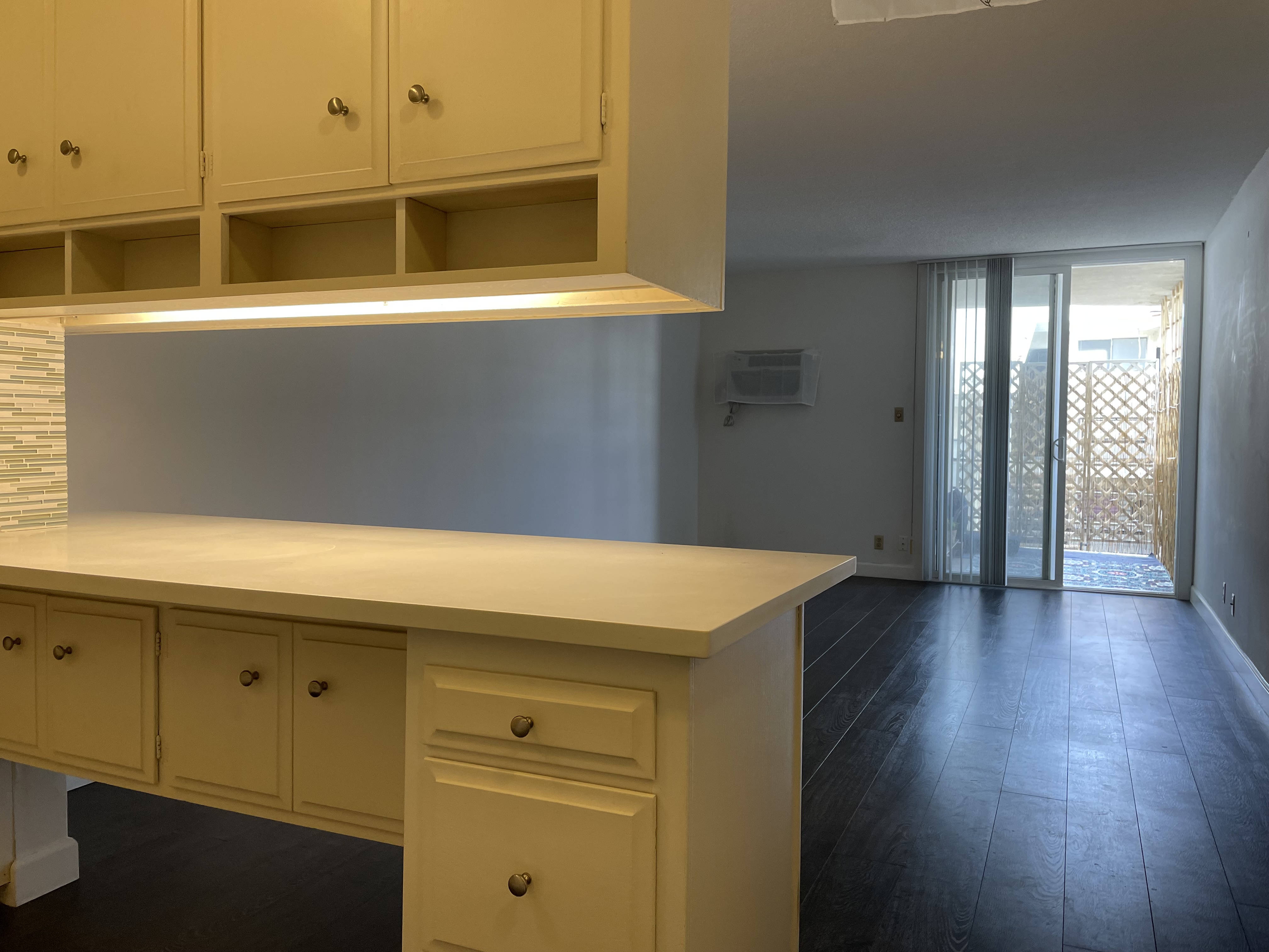 LA한인타운 좋은 위치, 발코니가 있는 넓은 1베드룸/1베스 좋은구조 썸네일 2