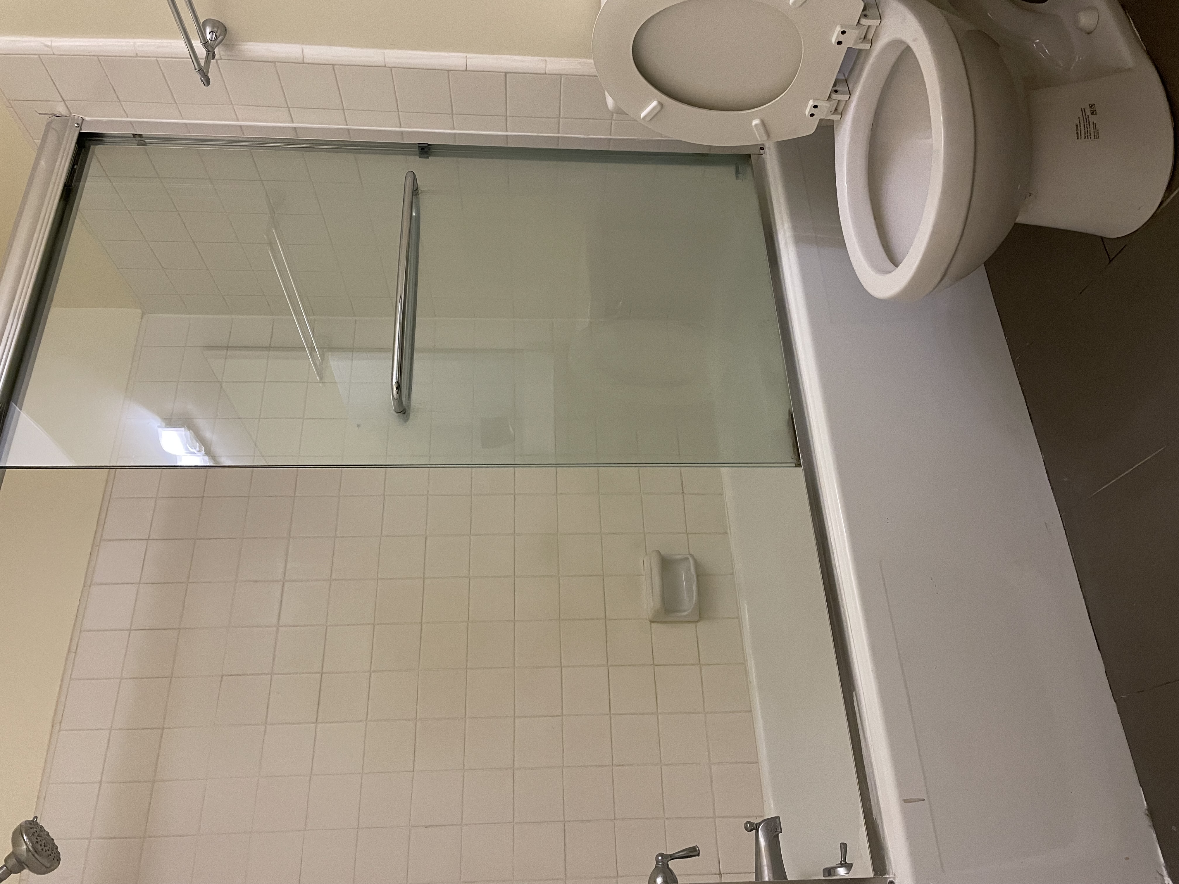 LA한인타운 좋은 위치, 발코니가 있는 넓은 1베드룸/1베스 좋은구조 썸네일 3