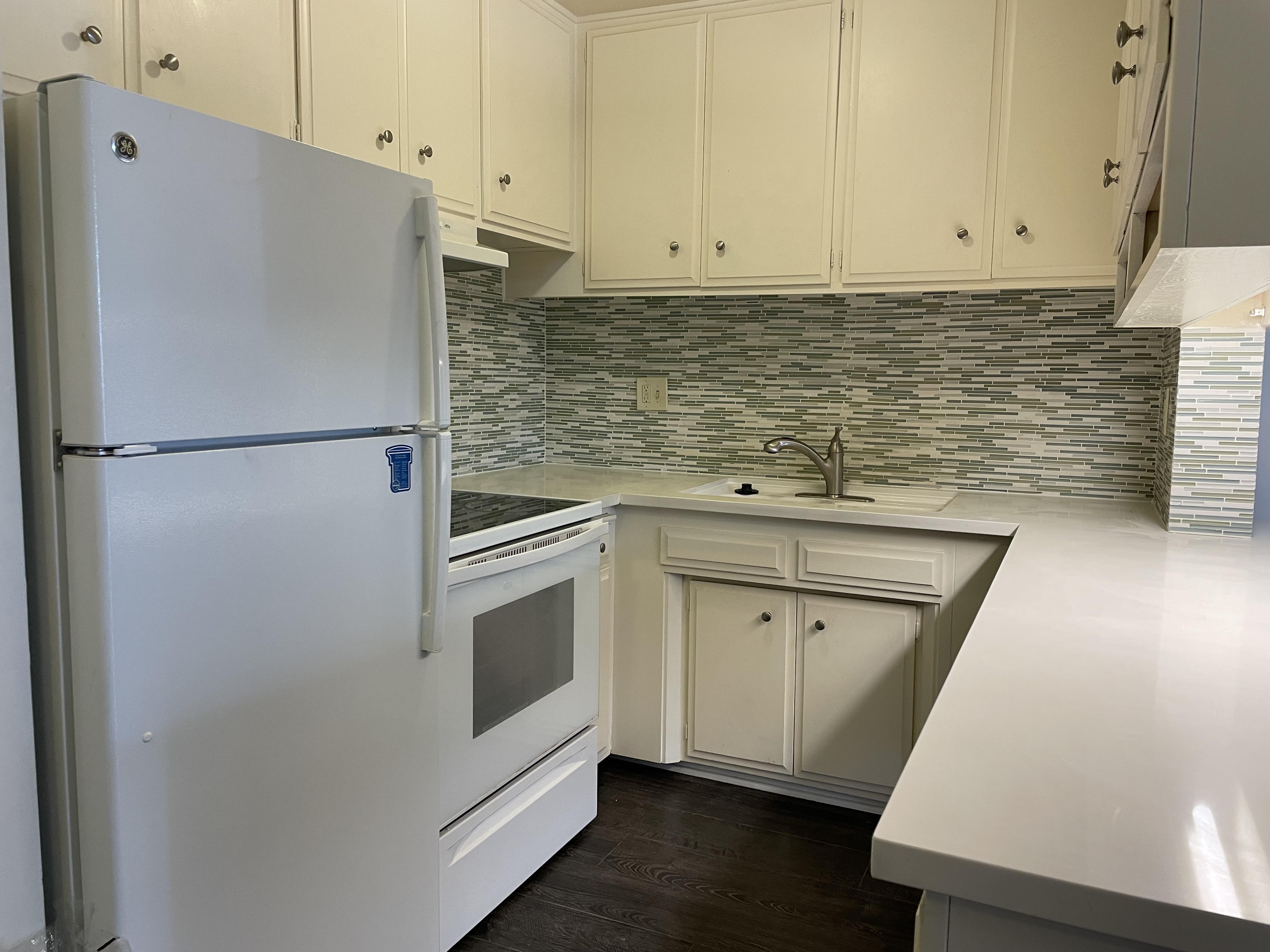 LA한인타운 좋은 위치, 발코니가 있는 넓은 1베드룸/1베스 좋은구조 썸네일 6