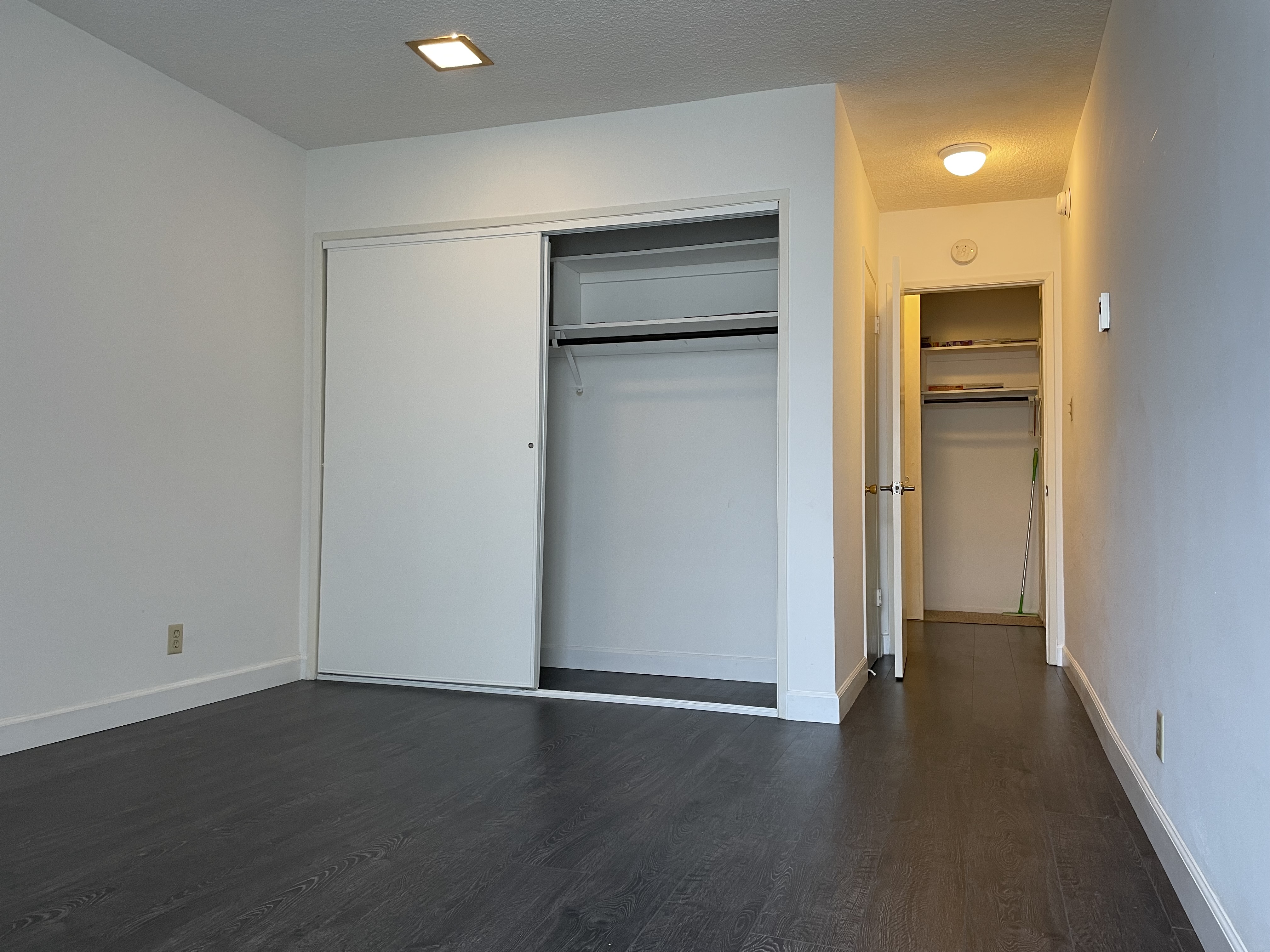 LA한인타운 좋은 위치, 발코니가 있는 넓은 1베드룸/1베스 좋은구조 썸네일 7