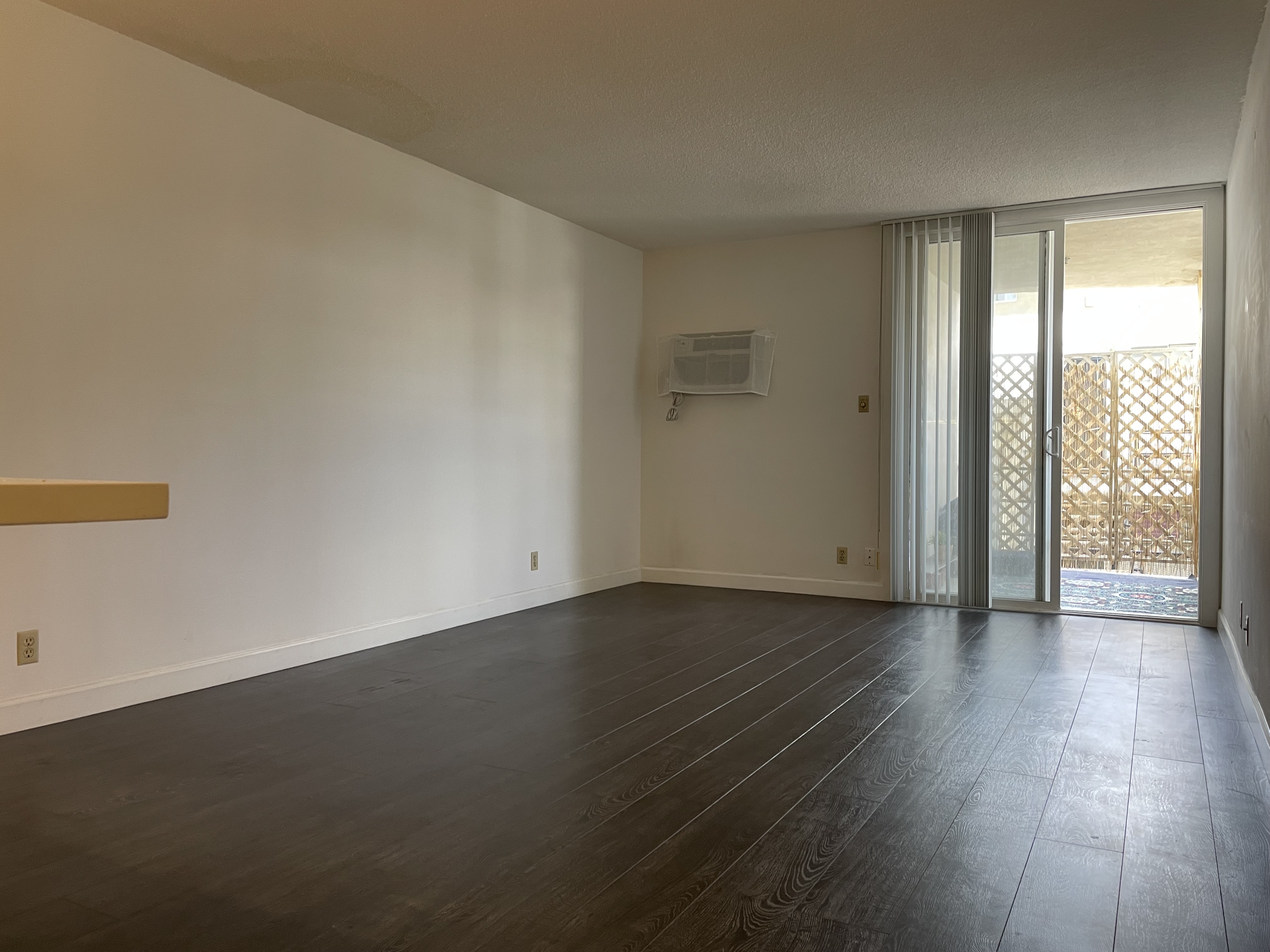 LA한인타운 좋은 위치, 발코니가 있는 넓은 1베드룸/1베스 좋은구조 썸네일 8