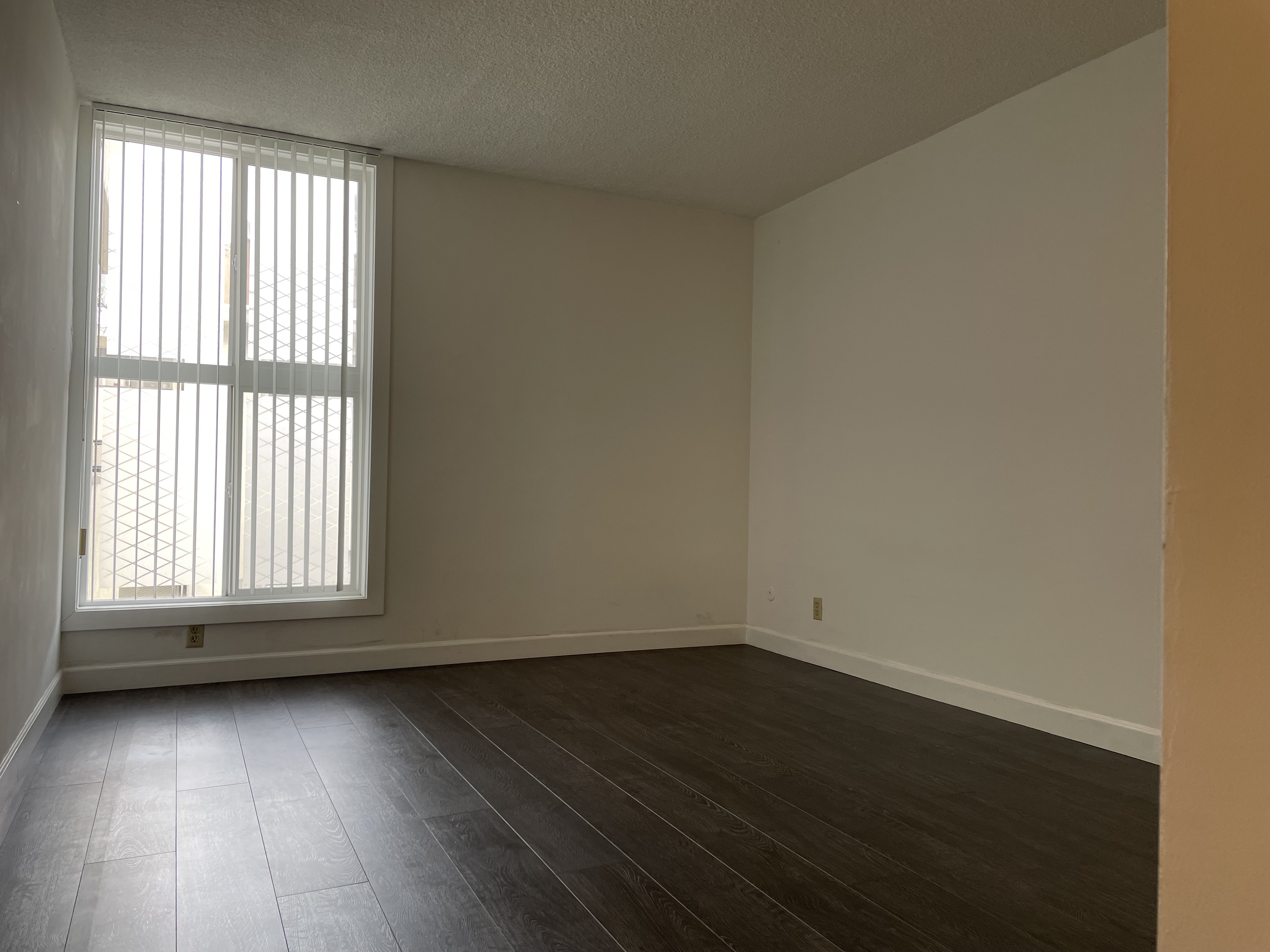 LA한인타운 좋은 위치, 발코니가 있는 넓은 1베드룸/1베스 좋은구조 썸네일 9