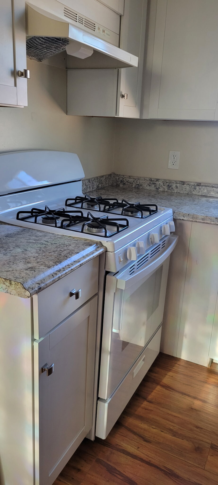 한타 방1화1.5 파킹2대복층구조(1.2층)에어컨, 세탁기혼자사용$1,800 썸네일 3