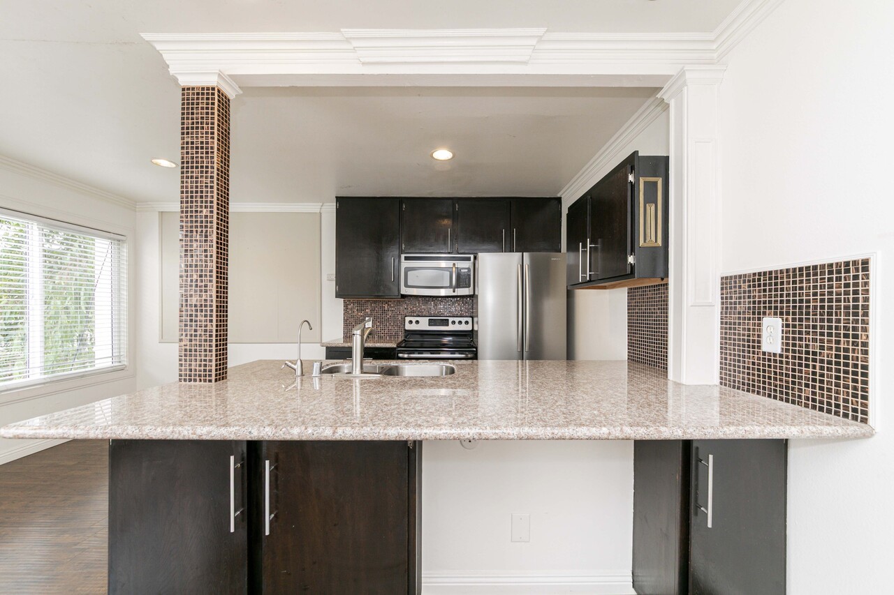 한인타운 Ardmore & 5가 1방+1화+1파킹 $1800 1st month FREE