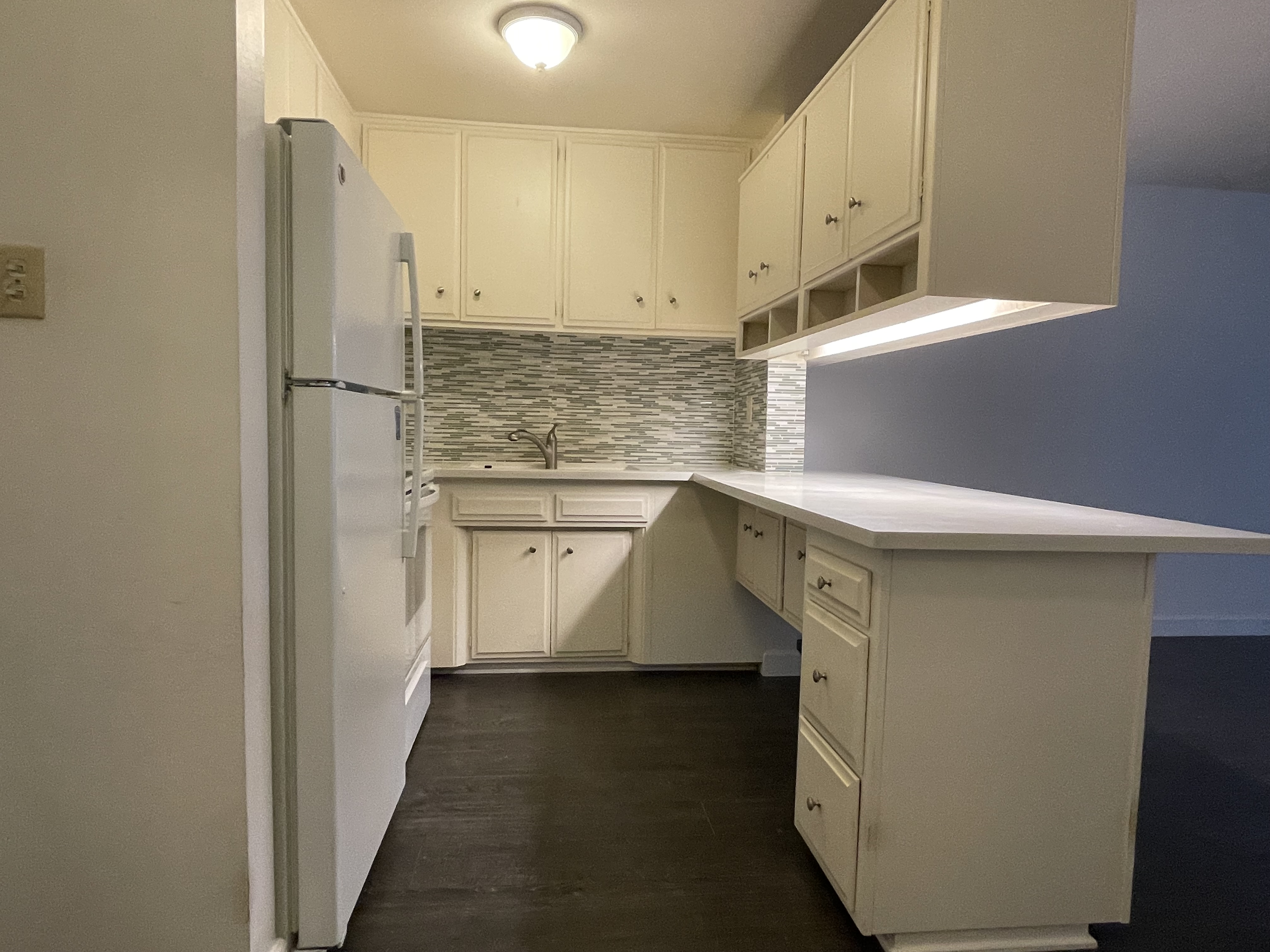 LA한인타운 좋은 위치, 발코니가 있는 넓은 1베드룸/1베스 썸네일 5