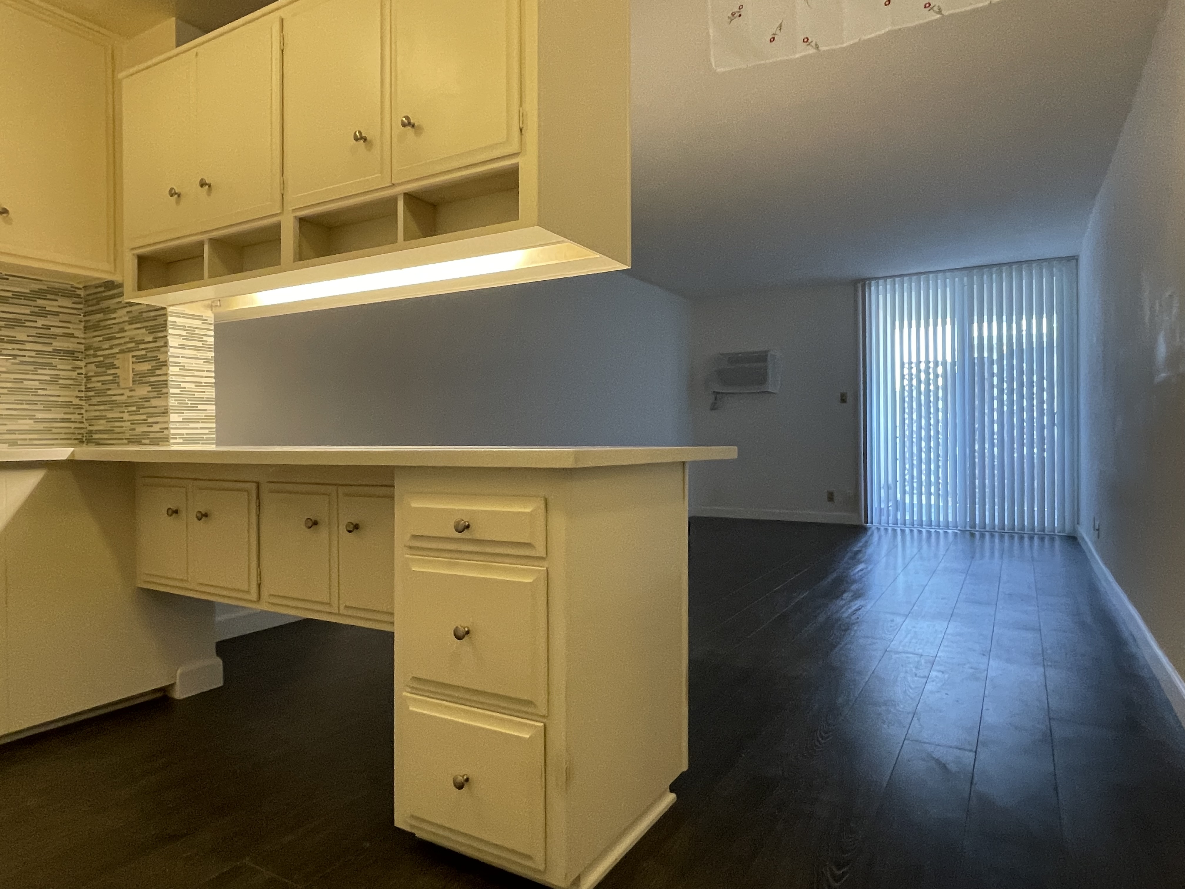 LA한인타운 좋은 위치, 발코니가 있는 넓은 1베드룸/1베스 썸네일 7