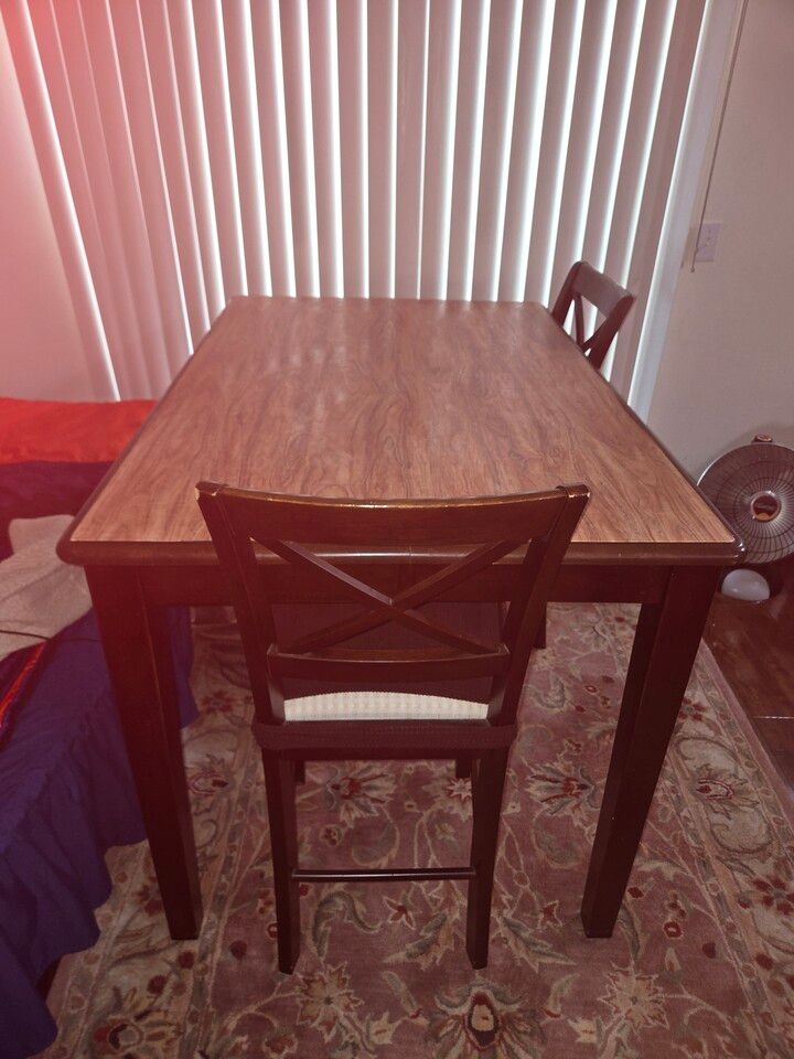 식탁 의자 3개 있음 이미지 1