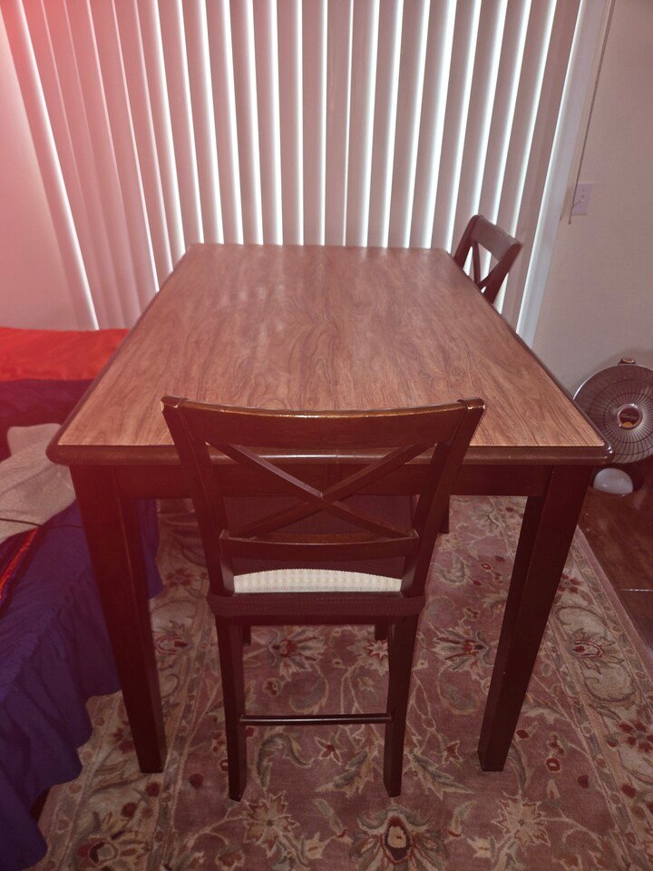 식탁 의자 3개 있음