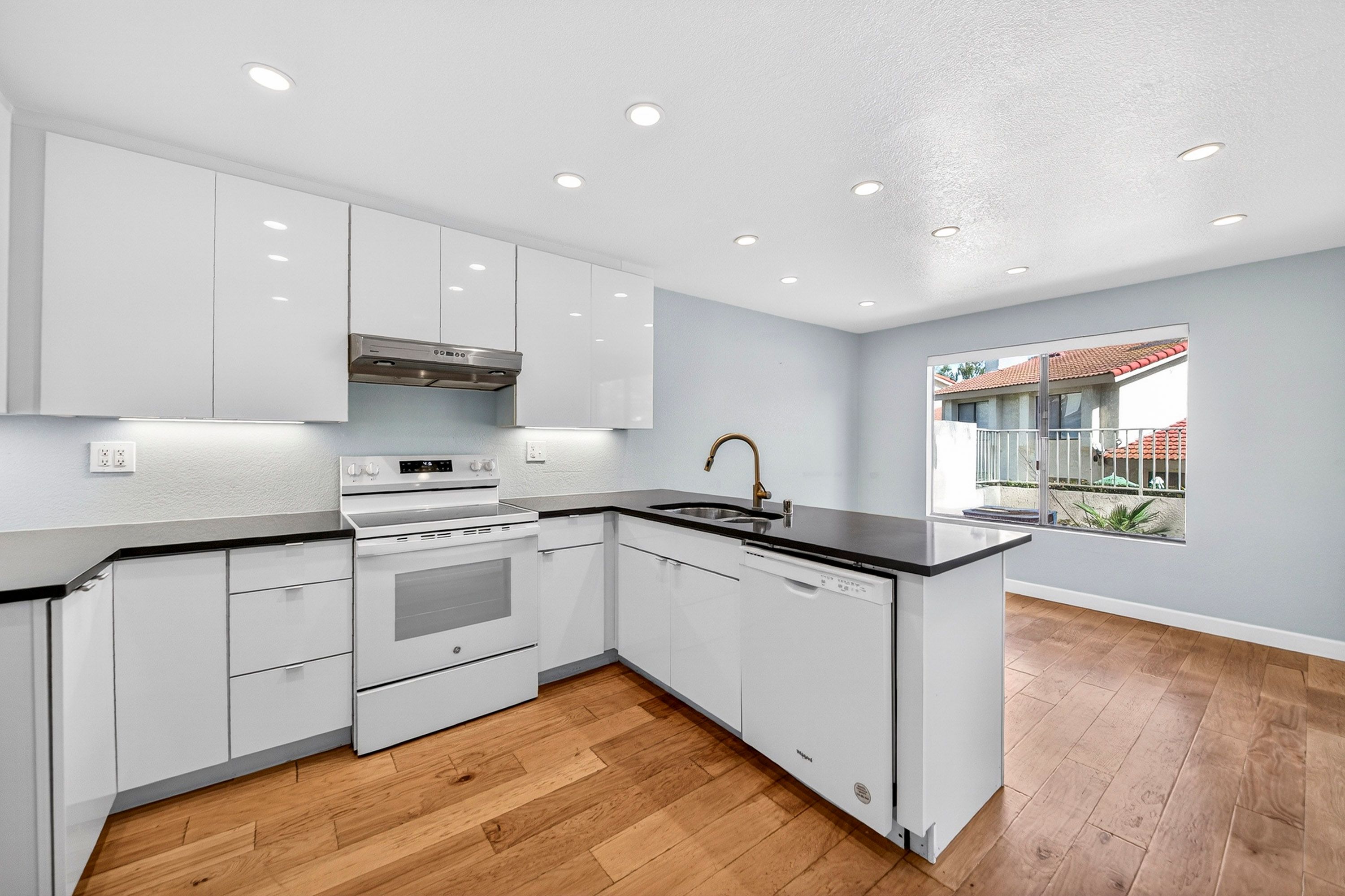 풀러턴 인기 지역 엔드 유닛 렌트! 썸네일 3