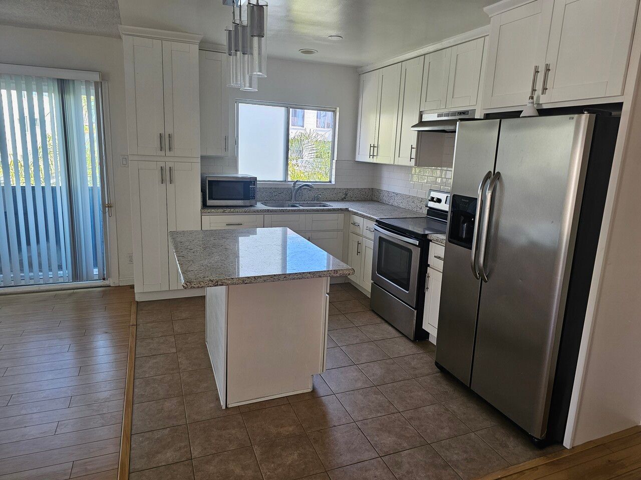 421 S. Manhattan Pl 1bed 1bath 썸네일 2