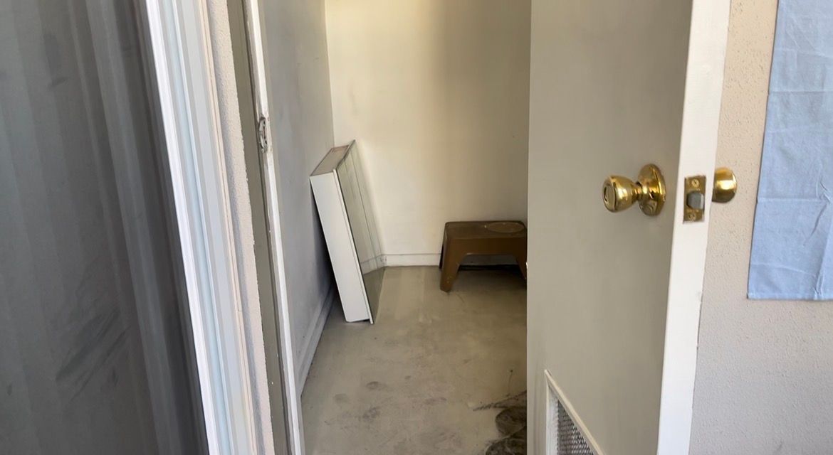 LA한인타운 좋은 위치, 발코니가 있는 넓은 1베드룸/1베스 썸네일 2