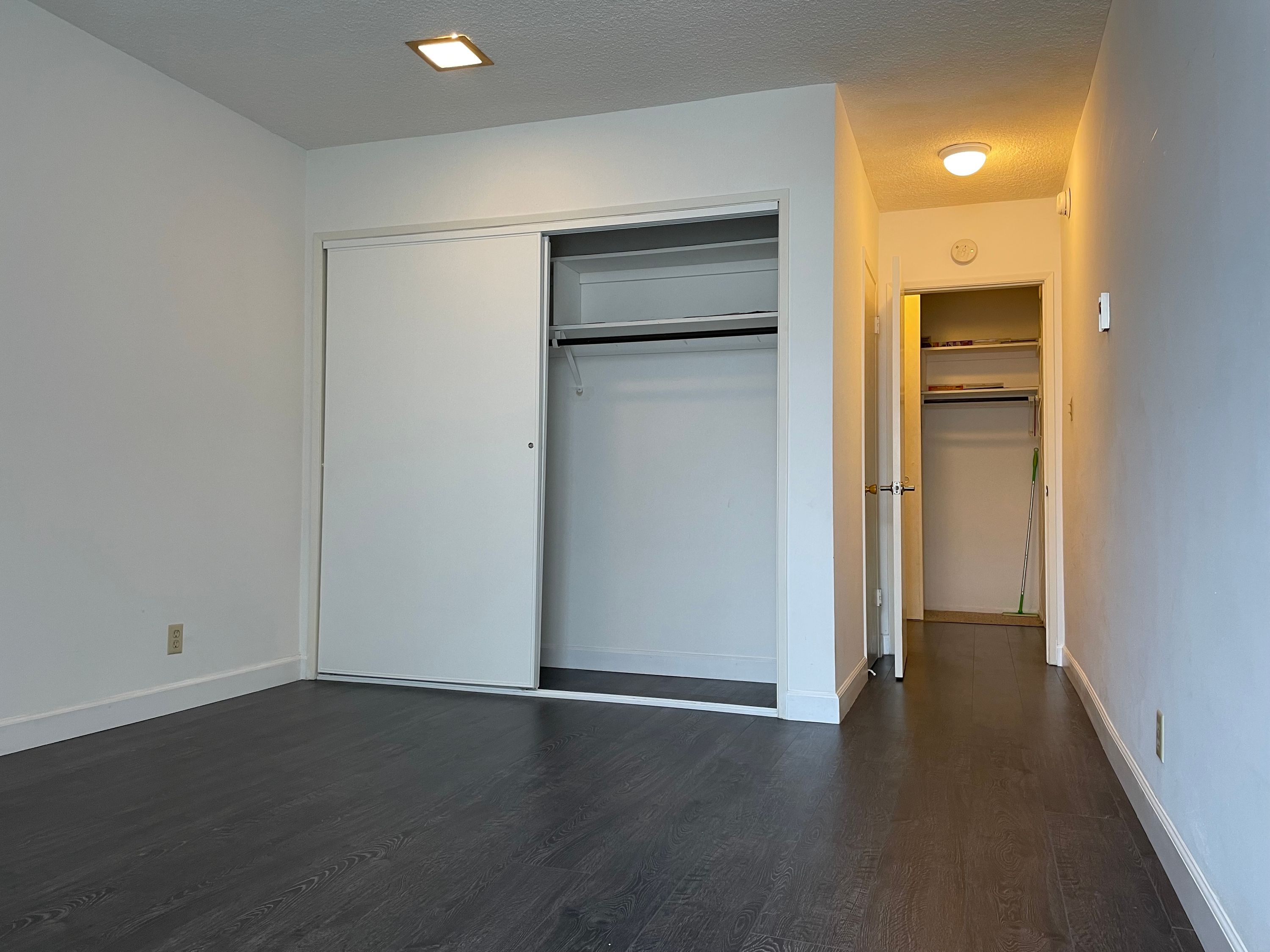 LA한인타운 좋은 위치, 발코니가 있는 넓은 1베드룸/1베스 썸네일 4