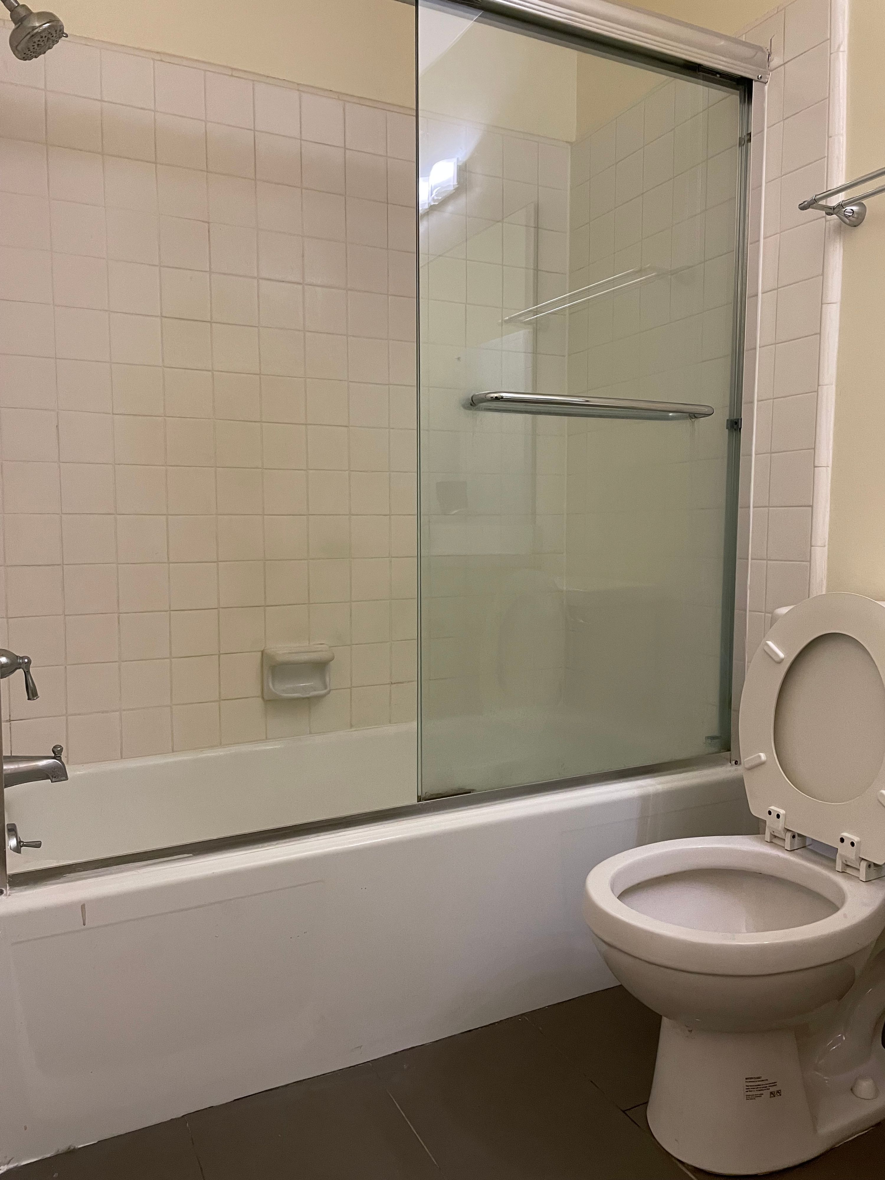 LA한인타운 좋은 위치, 발코니가 있는 넓은 1베드룸/1베스 썸네일 5