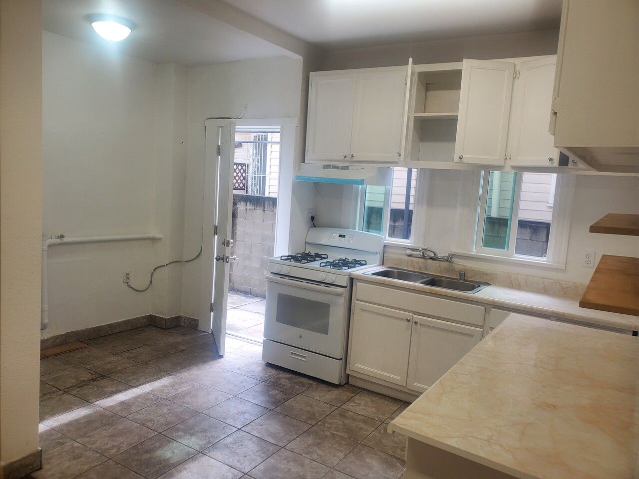 3 Unit 중 아랫층 렌트 합니다