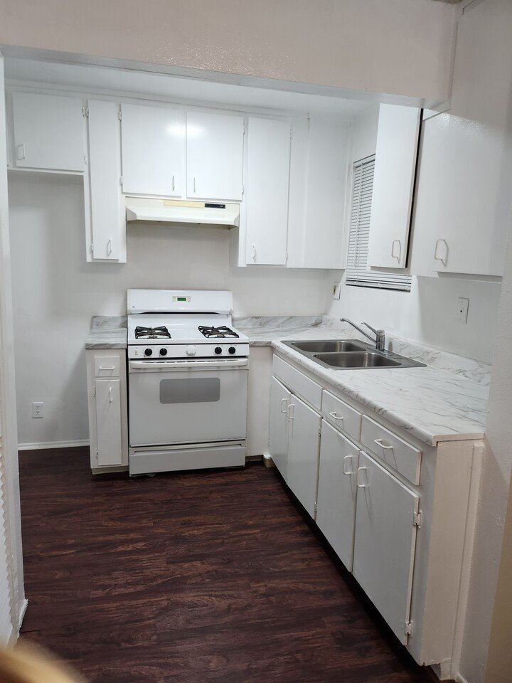 2 Bed, 1 bath, 1 parking